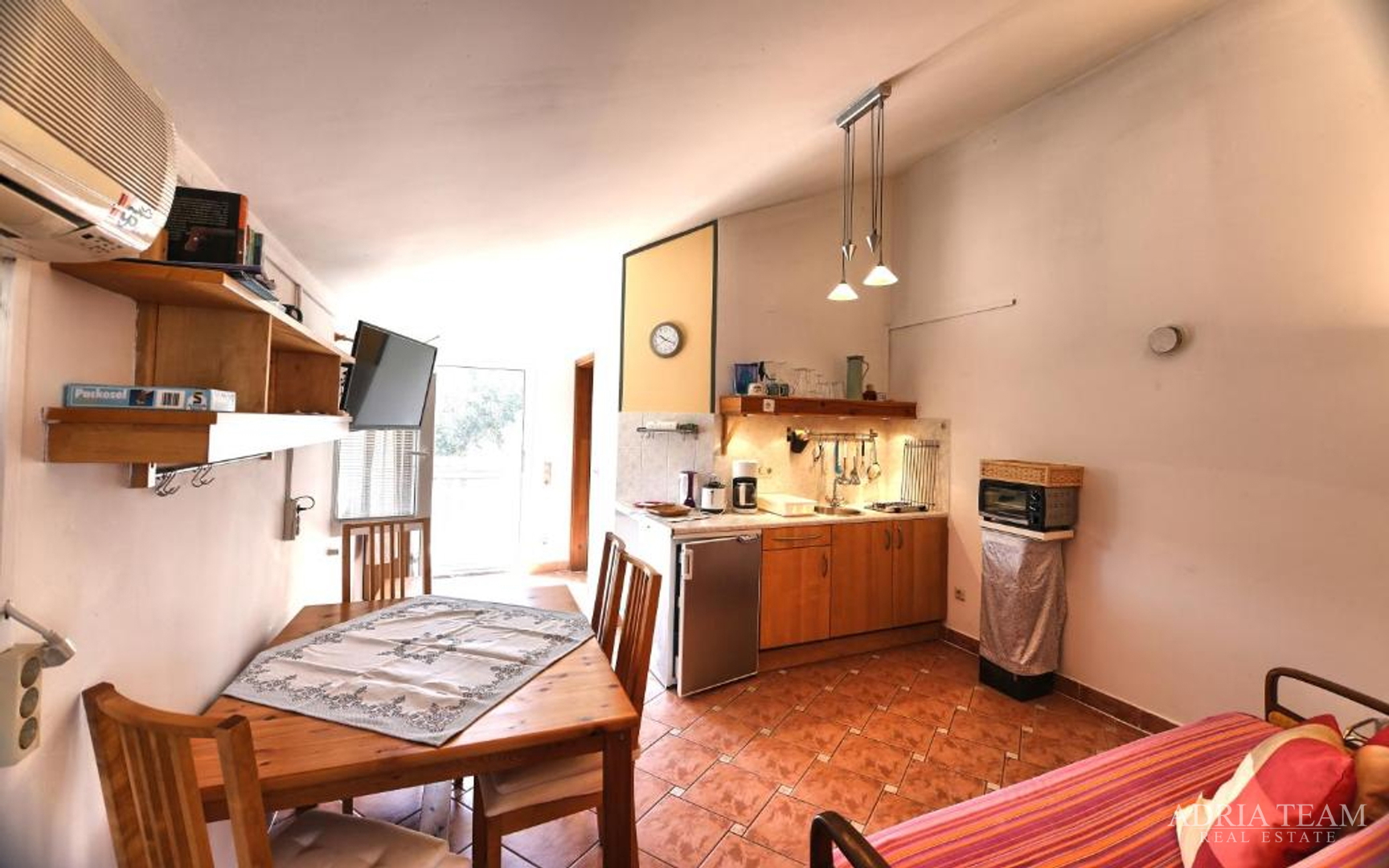 KUĆA S TRI STAMBENE JEDINICE I UREĐENIM VRTOM - NEVIĐANE, PAŠMAN