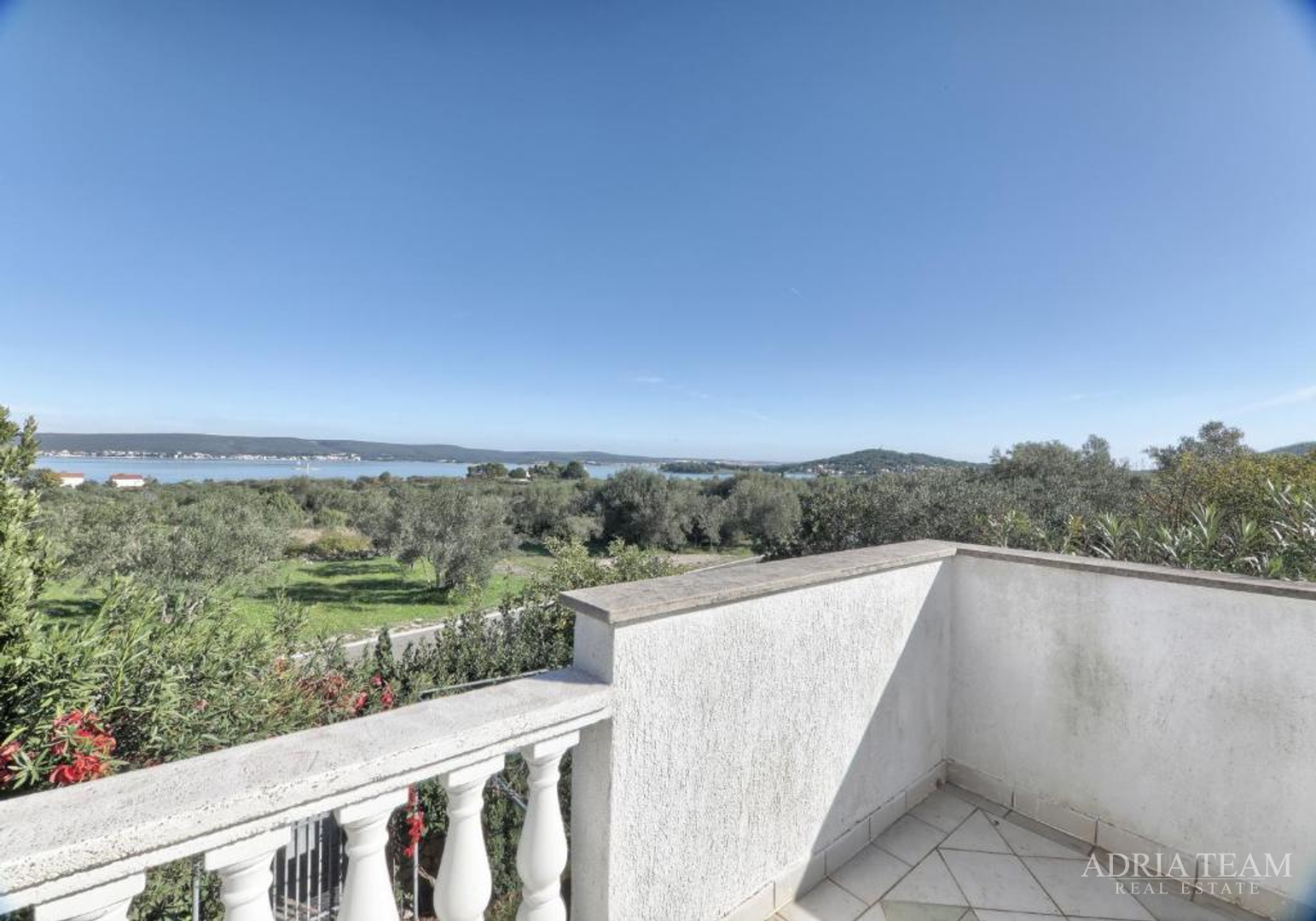 KUĆA S TRI STAMBENE JEDINICE I UREĐENIM VRTOM - NEVIĐANE, PAŠMAN