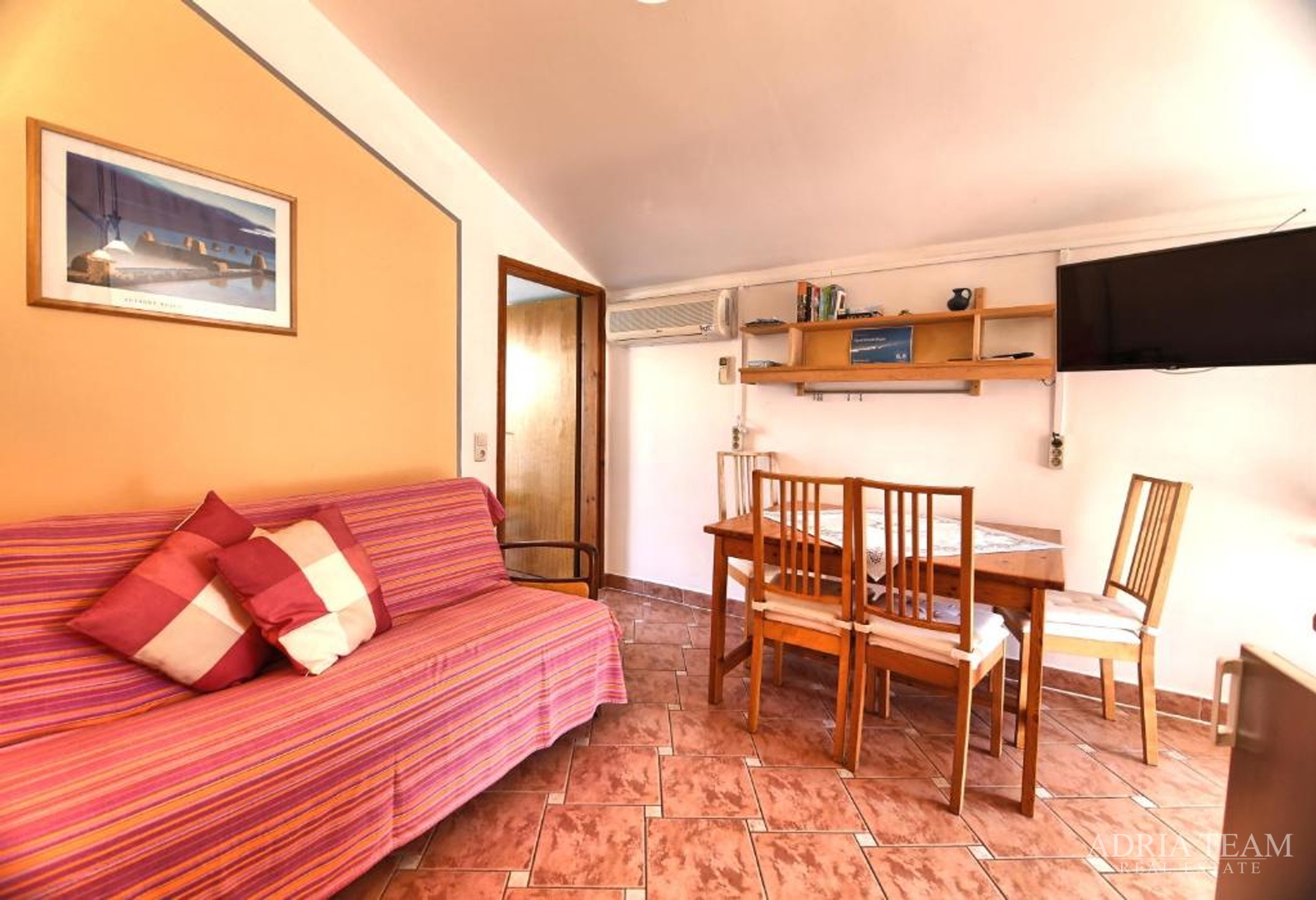 KUĆA S TRI STAMBENE JEDINICE I UREĐENIM VRTOM - NEVIĐANE, PAŠMAN