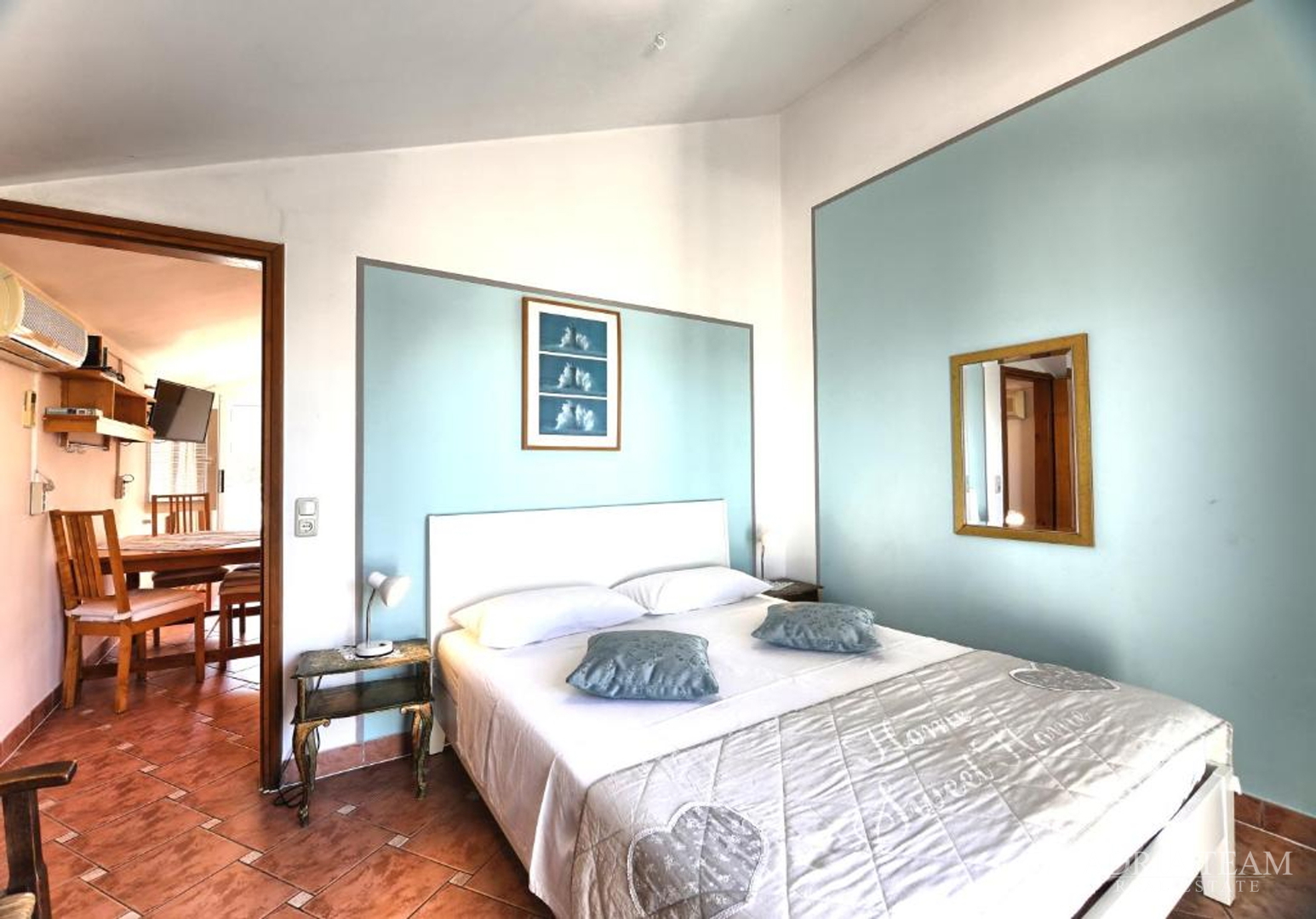 KUĆA S TRI STAMBENE JEDINICE I UREĐENIM VRTOM - NEVIĐANE, PAŠMAN