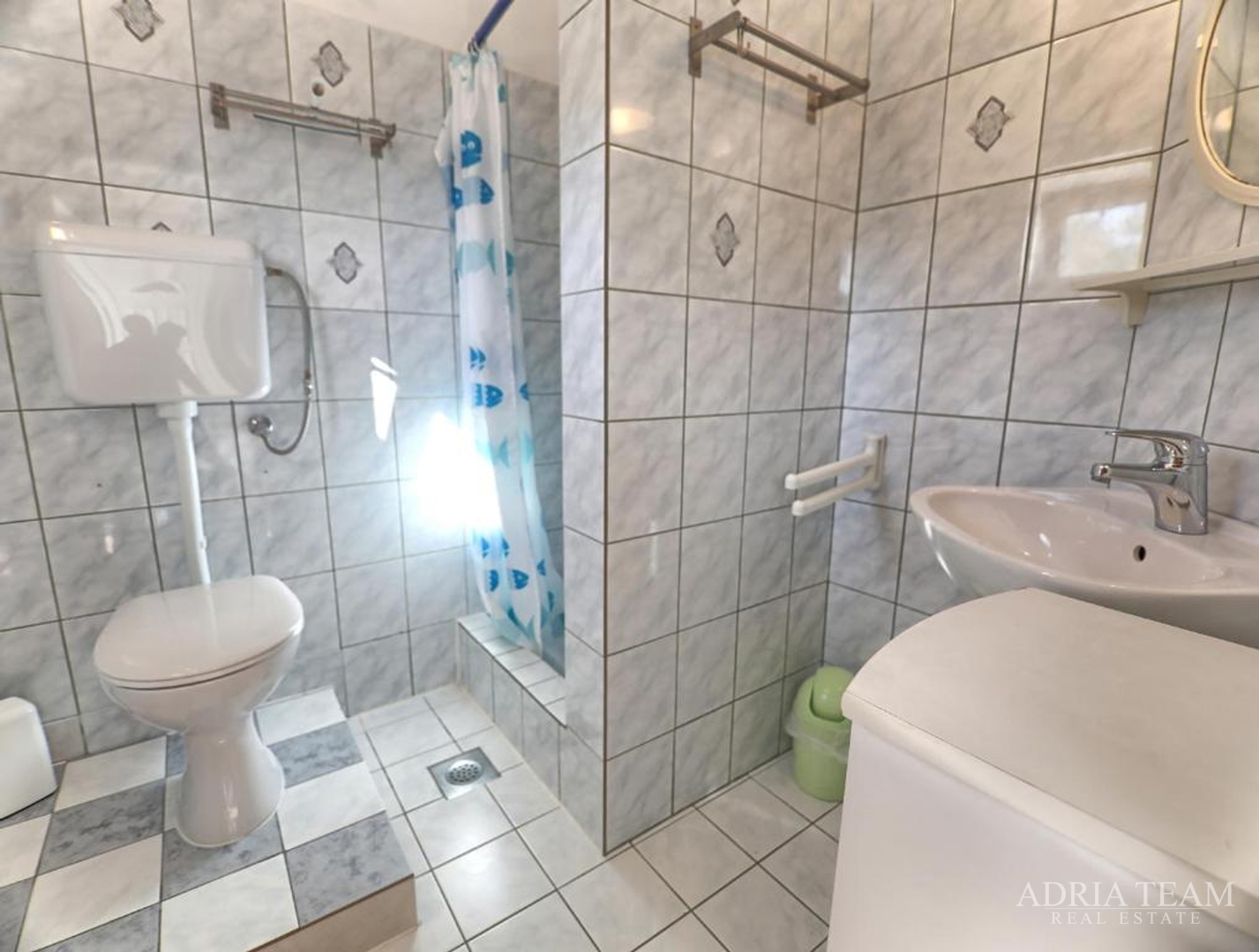 KUĆA S TRI STAMBENE JEDINICE I UREĐENIM VRTOM - NEVIĐANE, PAŠMAN