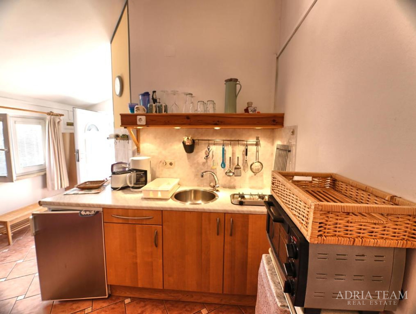 KUĆA S TRI STAMBENE JEDINICE I UREĐENIM VRTOM - NEVIĐANE, PAŠMAN