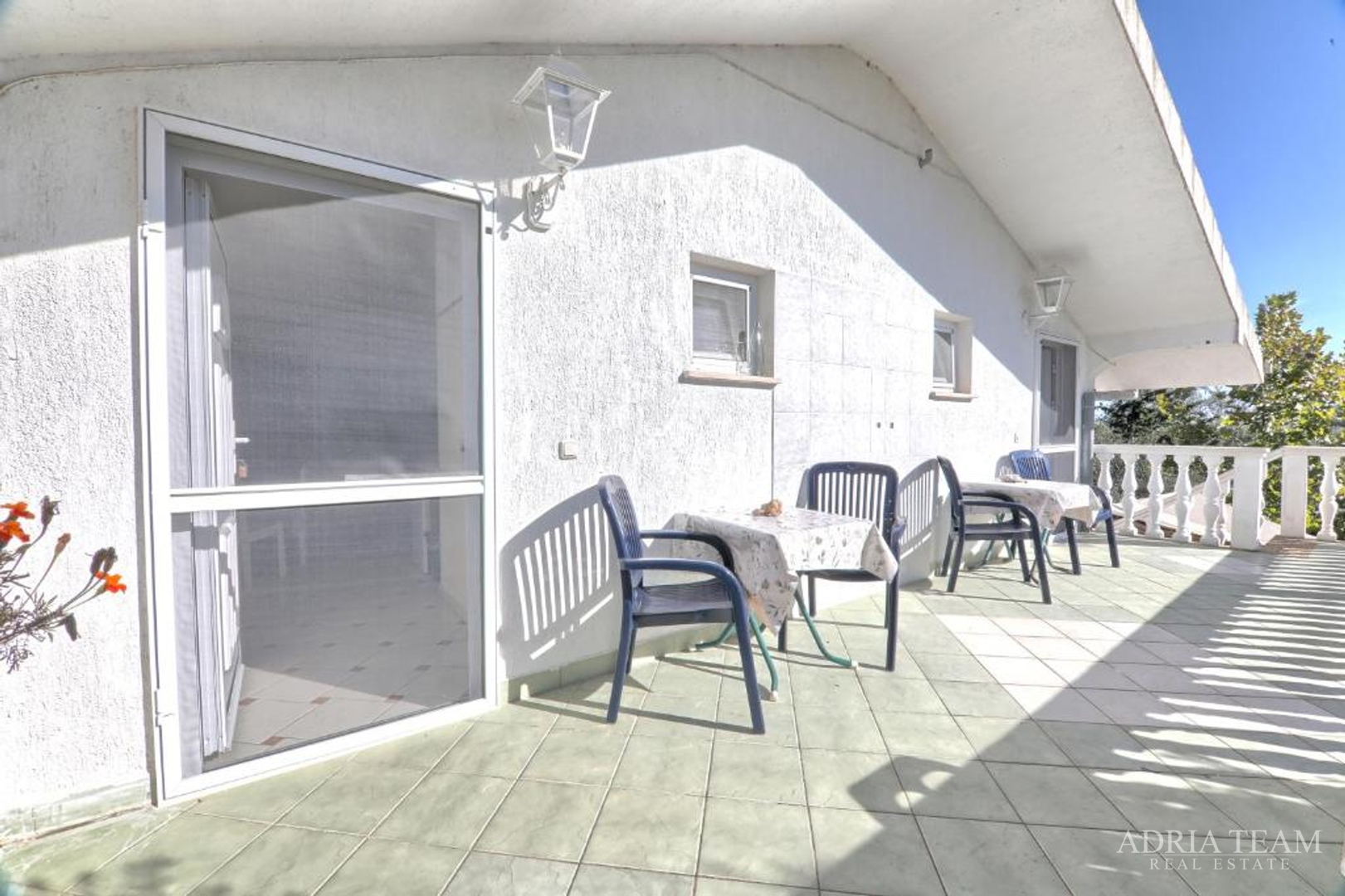 KUĆA S TRI STAMBENE JEDINICE I UREĐENIM VRTOM - NEVIĐANE, PAŠMAN