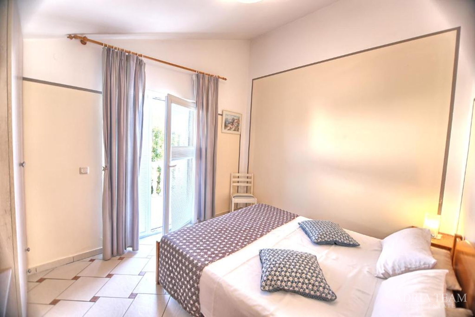 KUĆA S TRI STAMBENE JEDINICE I UREĐENIM VRTOM - NEVIĐANE, PAŠMAN