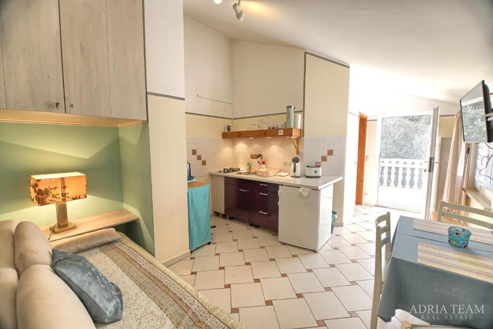 KUĆA S TRI STAMBENE JEDINICE I UREĐENIM VRTOM - NEVIĐANE, PAŠMAN