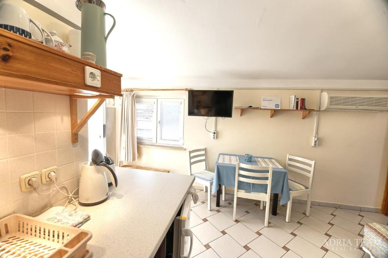 KUĆA S TRI STAMBENE JEDINICE I UREĐENIM VRTOM - NEVIĐANE, PAŠMAN