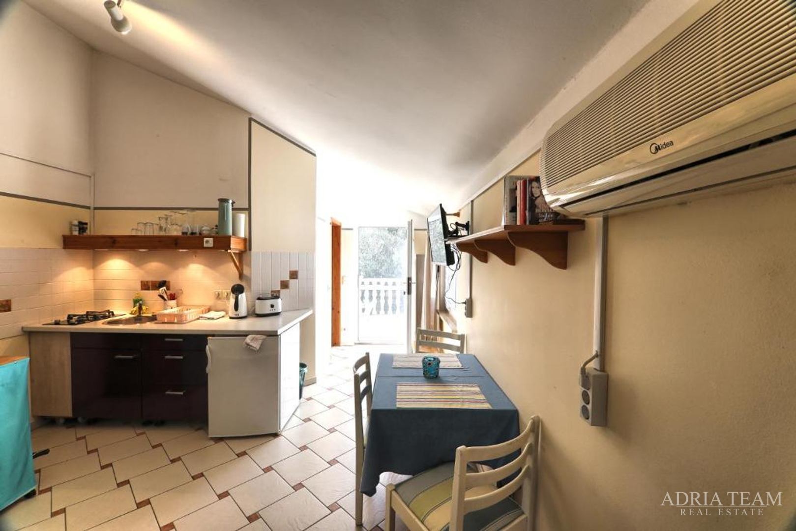 KUĆA S TRI STAMBENE JEDINICE I UREĐENIM VRTOM - NEVIĐANE, PAŠMAN