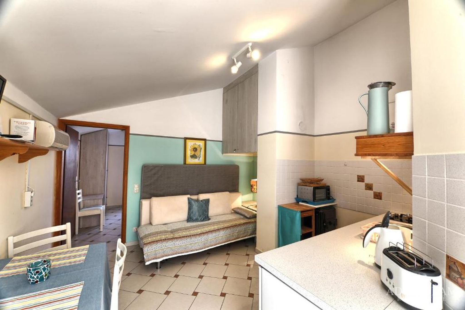 KUĆA S TRI STAMBENE JEDINICE I UREĐENIM VRTOM - NEVIĐANE, PAŠMAN