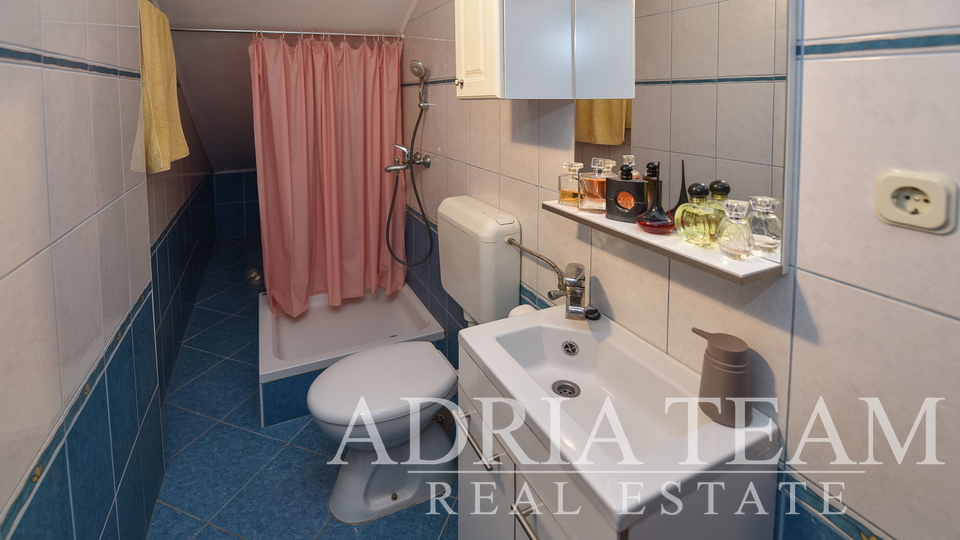 APARTMÁNOVÝ DŮM, 150 M OD MOŘE, PAG