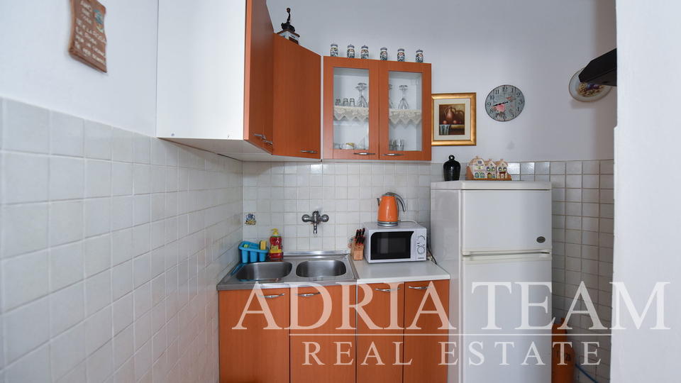 APARTMÁNOVÝ DŮM, 150 M OD MOŘE, PAG