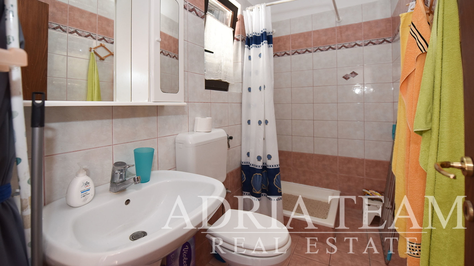 APARTMÁNOVÝ DŮM, 150 M OD MOŘE, PAG