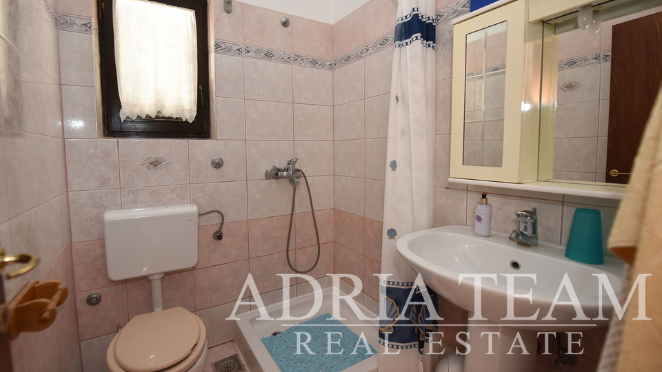 APARTMÁNOVÝ DŮM, 150 M OD MOŘE, PAG