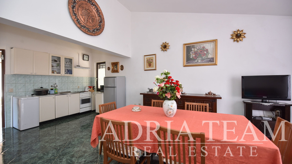 APARTMÁNOVÝ DŮM, 150 M OD MOŘE, PAG