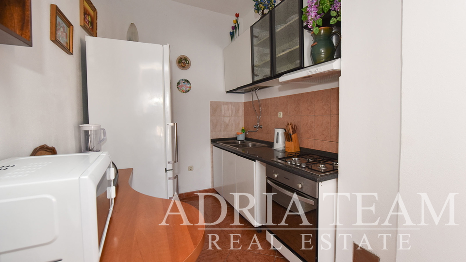 APARTMÁNOVÝ DŮM, 150 M OD MOŘE, PAG