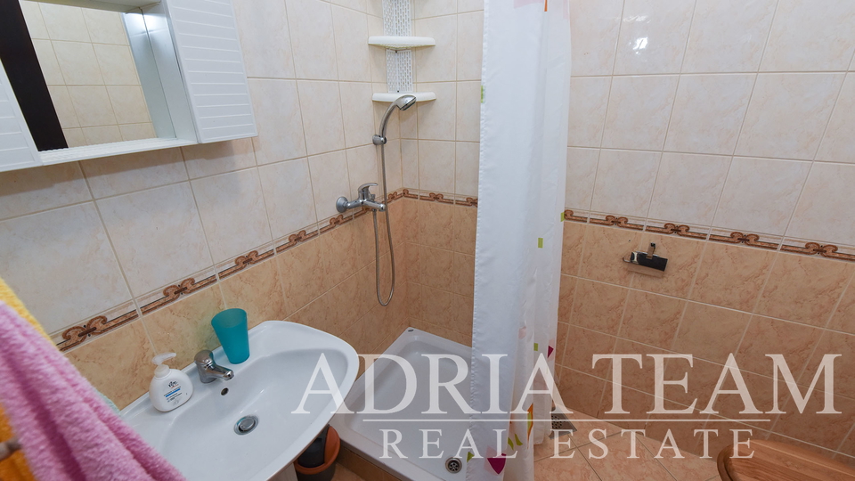 APARTMÁNOVÝ DŮM, 150 M OD MOŘE, PAG