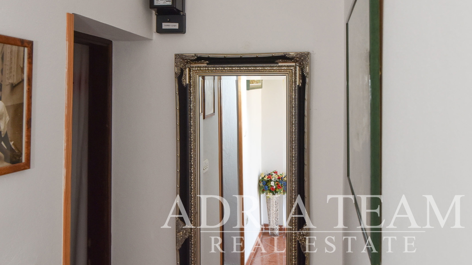 APARTMÁNOVÝ DŮM, 150 M OD MOŘE, PAG