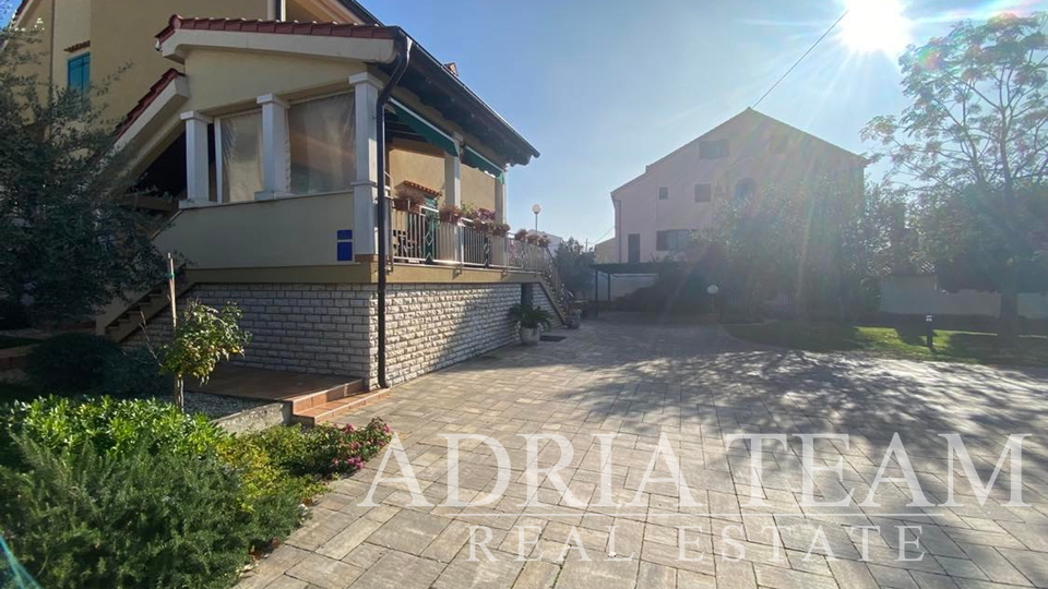 RODINNÁ VILA S VELKOU ZAHRADOU, TOP POZICE, ZADAR - BORIK
