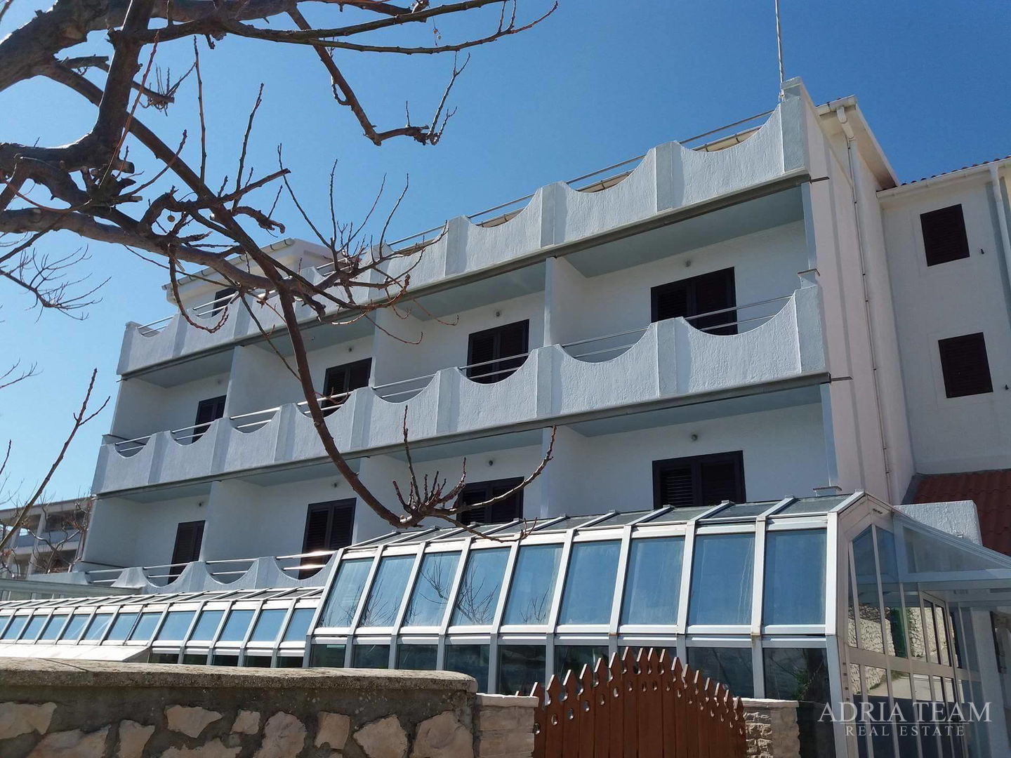 HOTEL NA SAMOJ PLAŽI, FENOMENALNA INVESTICIJSKA PRILIKA! PAG