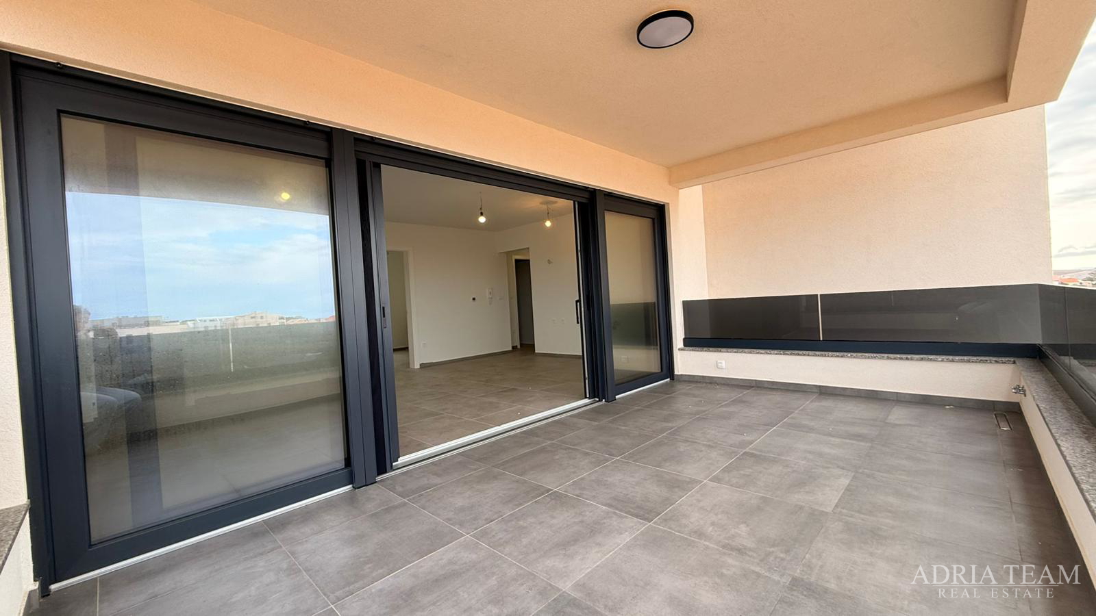 Atraktivna novogradnja – stanovi s terasama i parkiranjem - Povljana