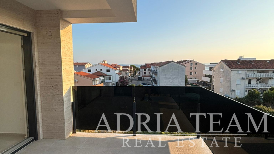 APARTMAN U BLIZINI PLAŽE, NOVOGRADNJA, 150 m OD MORA - PRIVLAKA