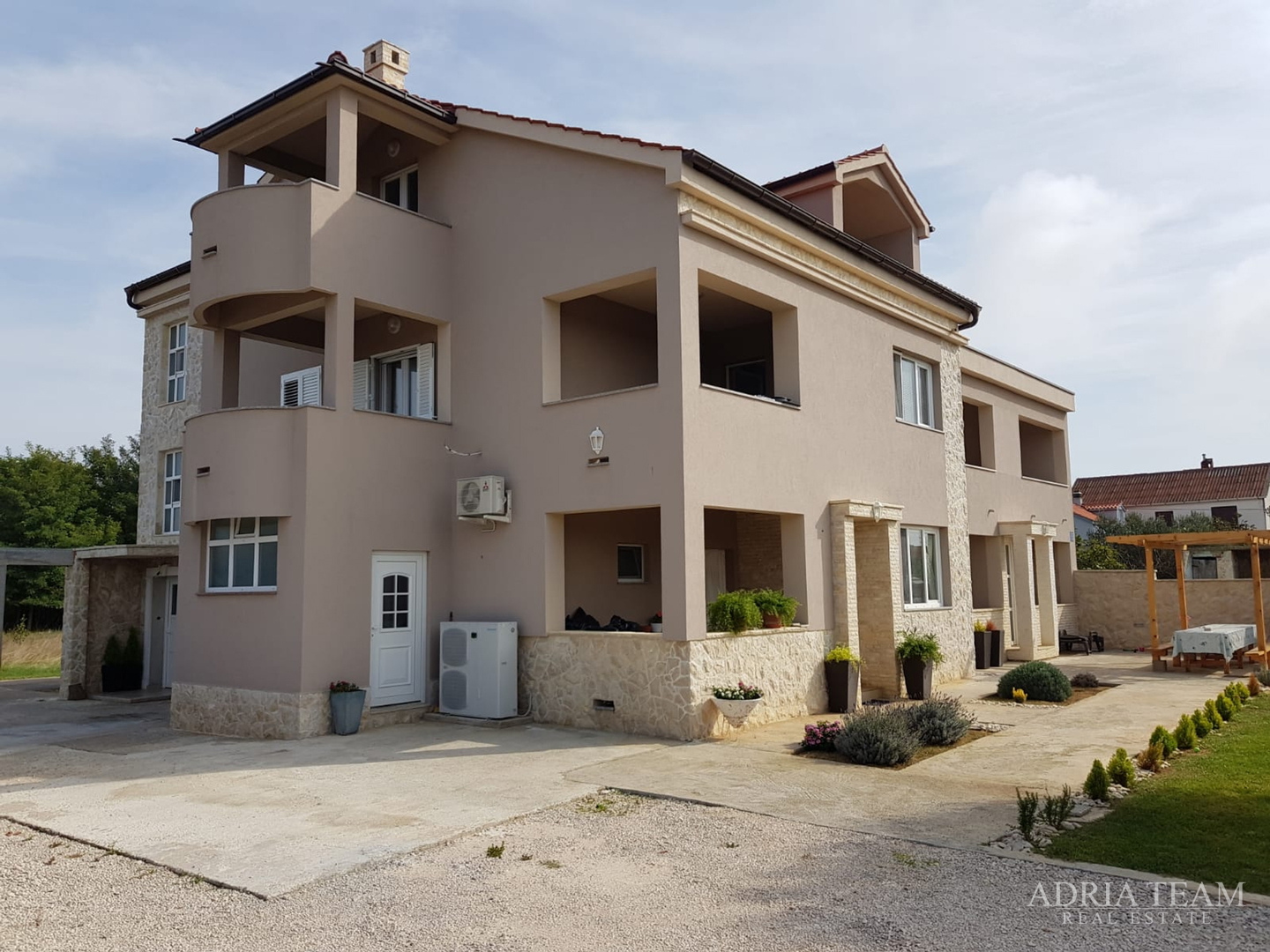 APARTMENT HOUSE WITH 7 APARTMENTS, PRIVLAKA