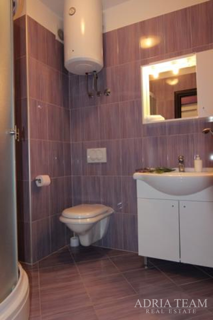 APARTMENT HOUSE WITH 7 APARTMENTS, PRIVLAKA