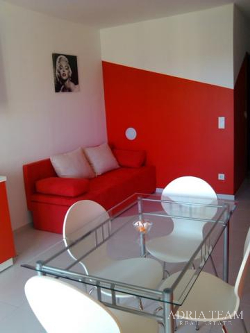 APARTMENT HOUSE WITH 7 APARTMENTS, PRIVLAKA