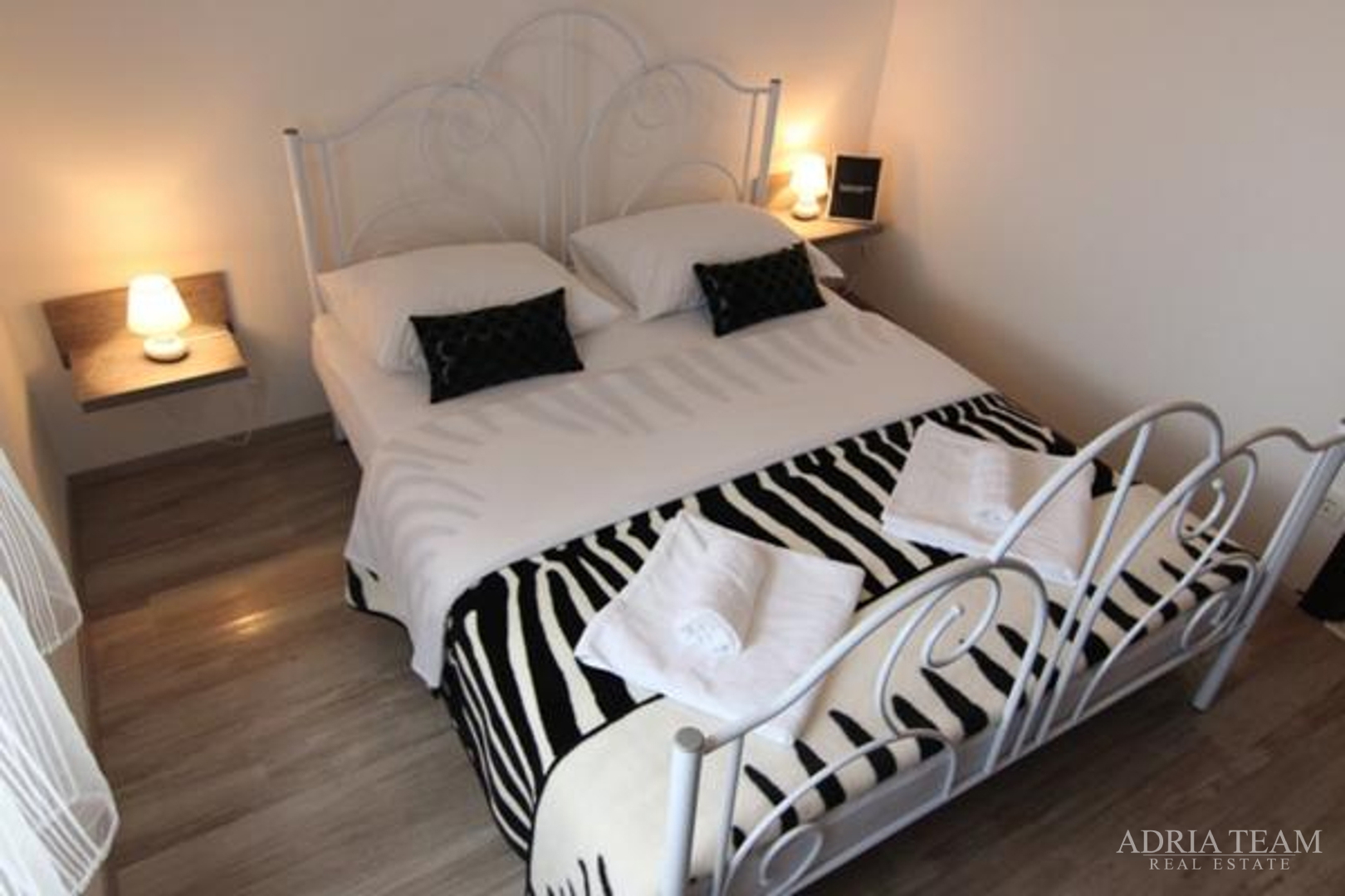 APARTMENT HOUSE WITH 7 APARTMENTS, PRIVLAKA