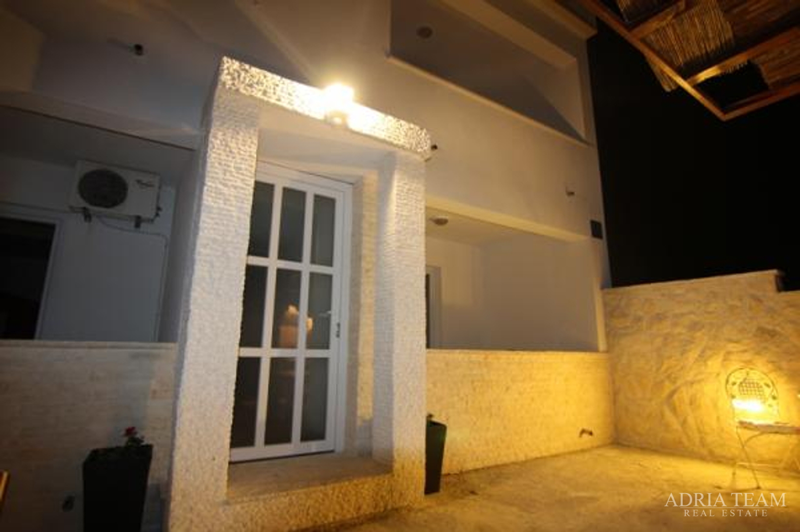 APARTMENT HOUSE WITH 7 APARTMENTS, PRIVLAKA