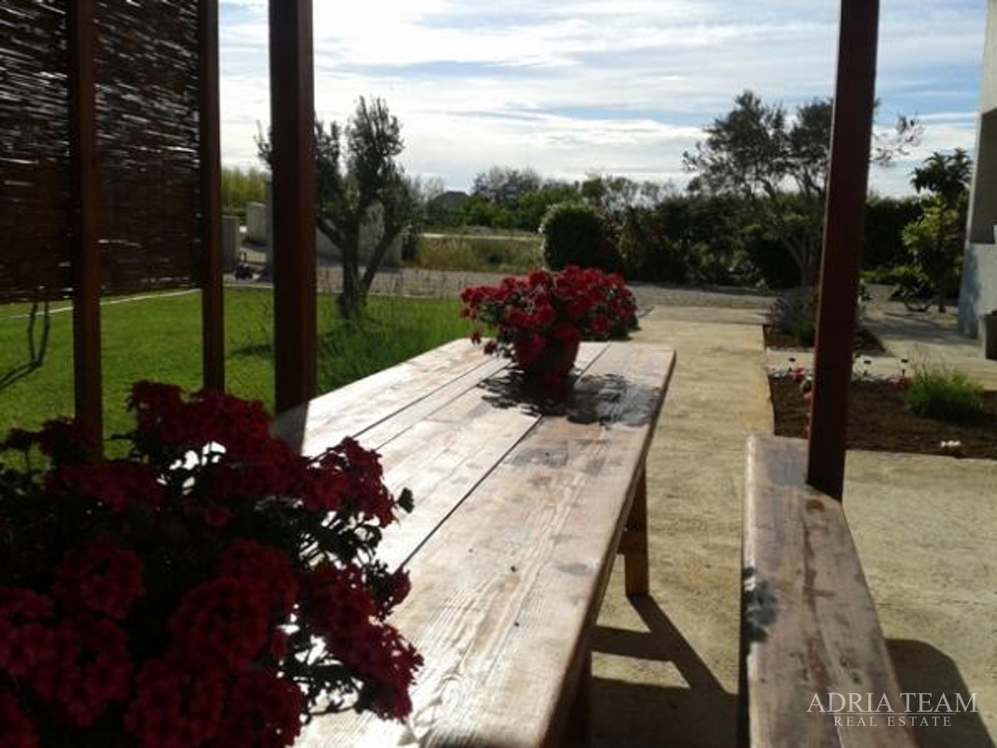 APARTMENT HOUSE WITH 7 APARTMENTS, PRIVLAKA