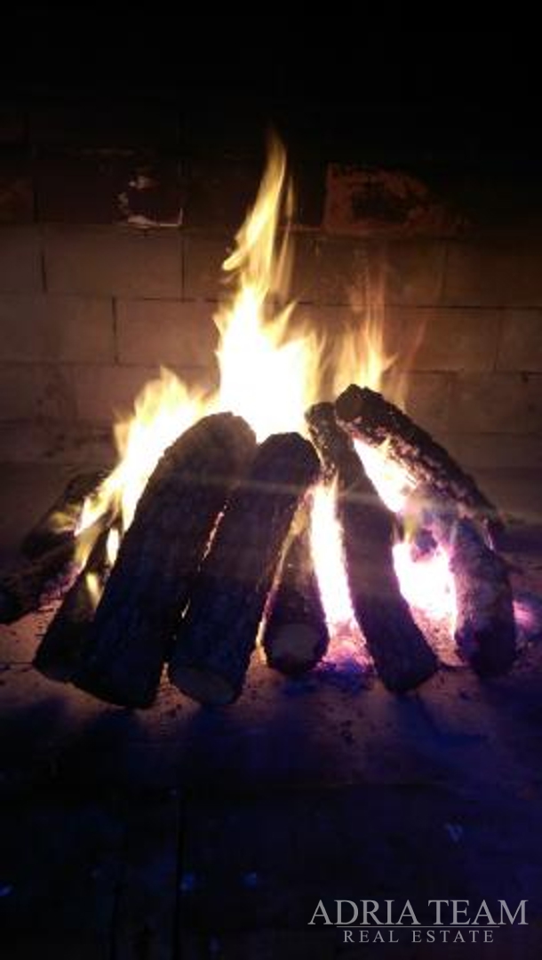 APARTMENT HOUSE WITH 7 APARTMENTS, PRIVLAKA