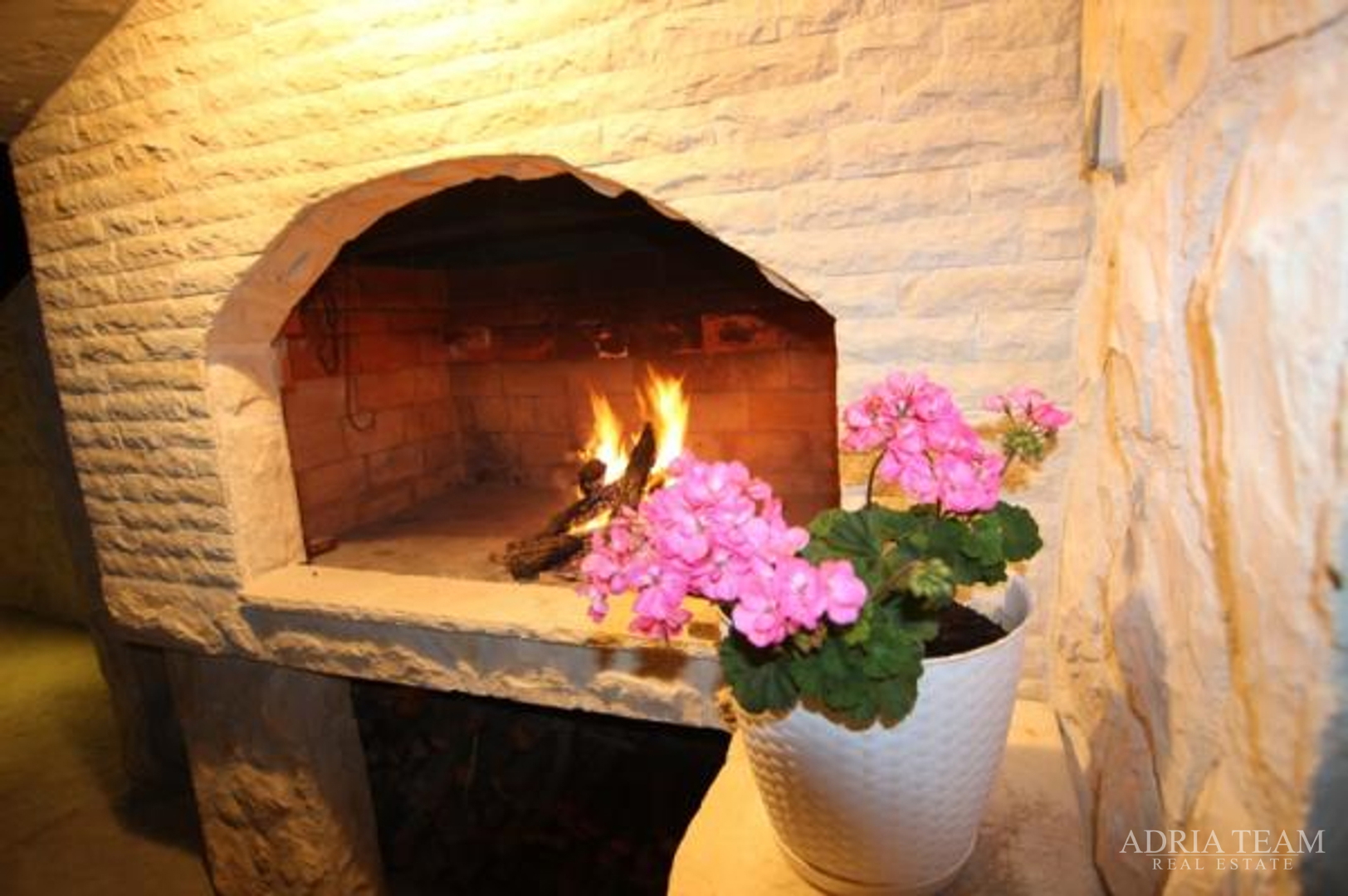 APARTMENT HOUSE WITH 7 APARTMENTS, PRIVLAKA