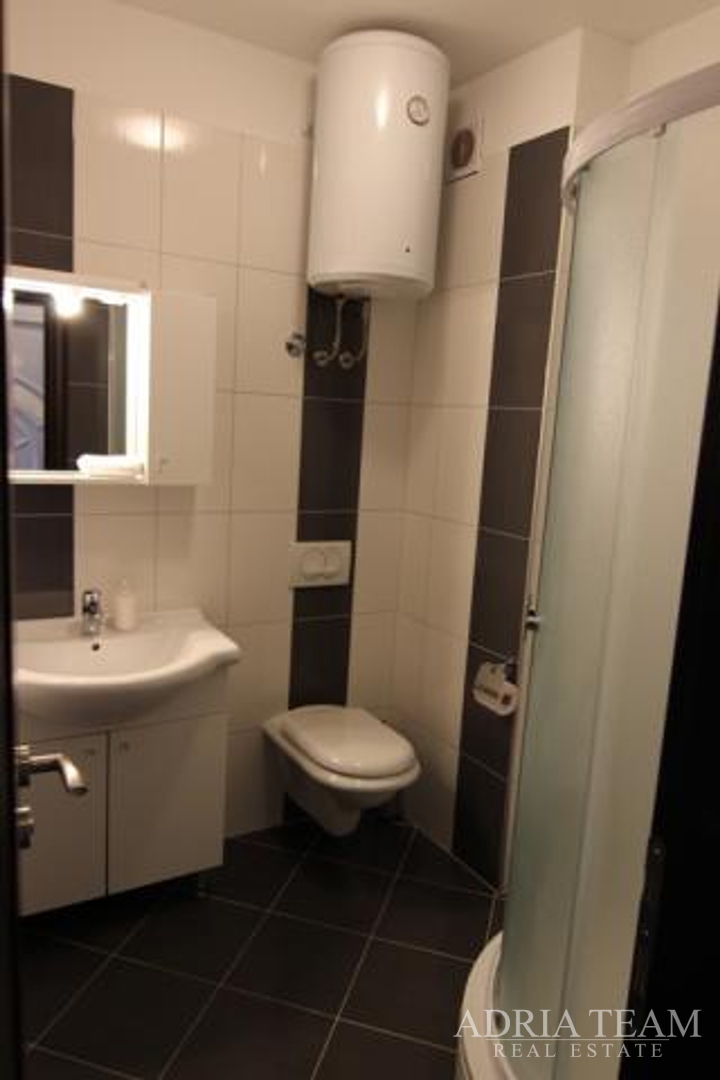 APARTMENT HOUSE WITH 7 APARTMENTS, PRIVLAKA