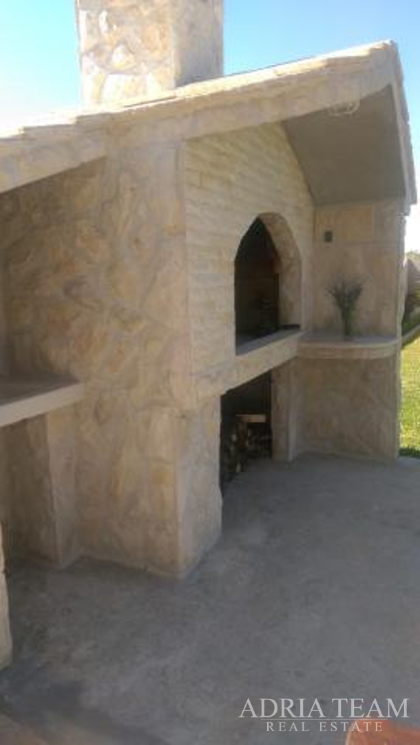 APARTMENT HOUSE WITH 7 APARTMENTS, PRIVLAKA