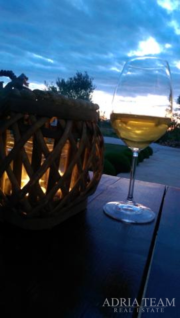 APARTMENT HOUSE WITH 7 APARTMENTS, PRIVLAKA