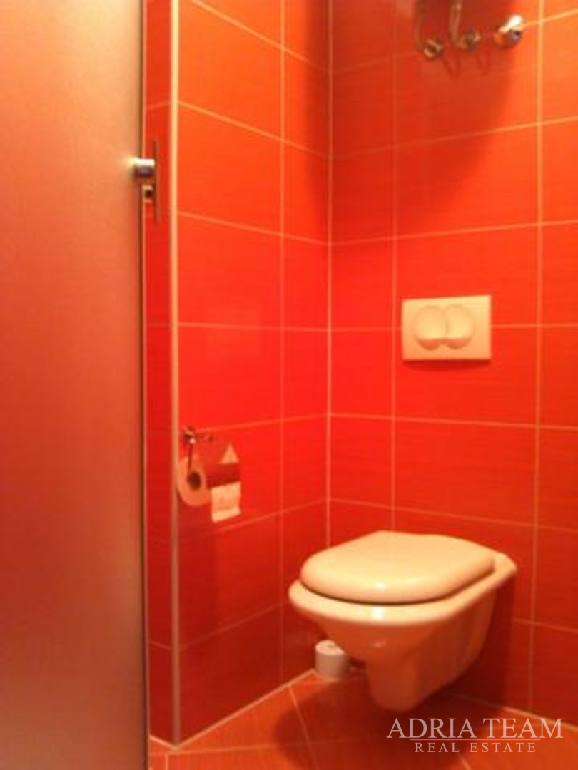 APARTMENT HOUSE WITH 7 APARTMENTS, PRIVLAKA