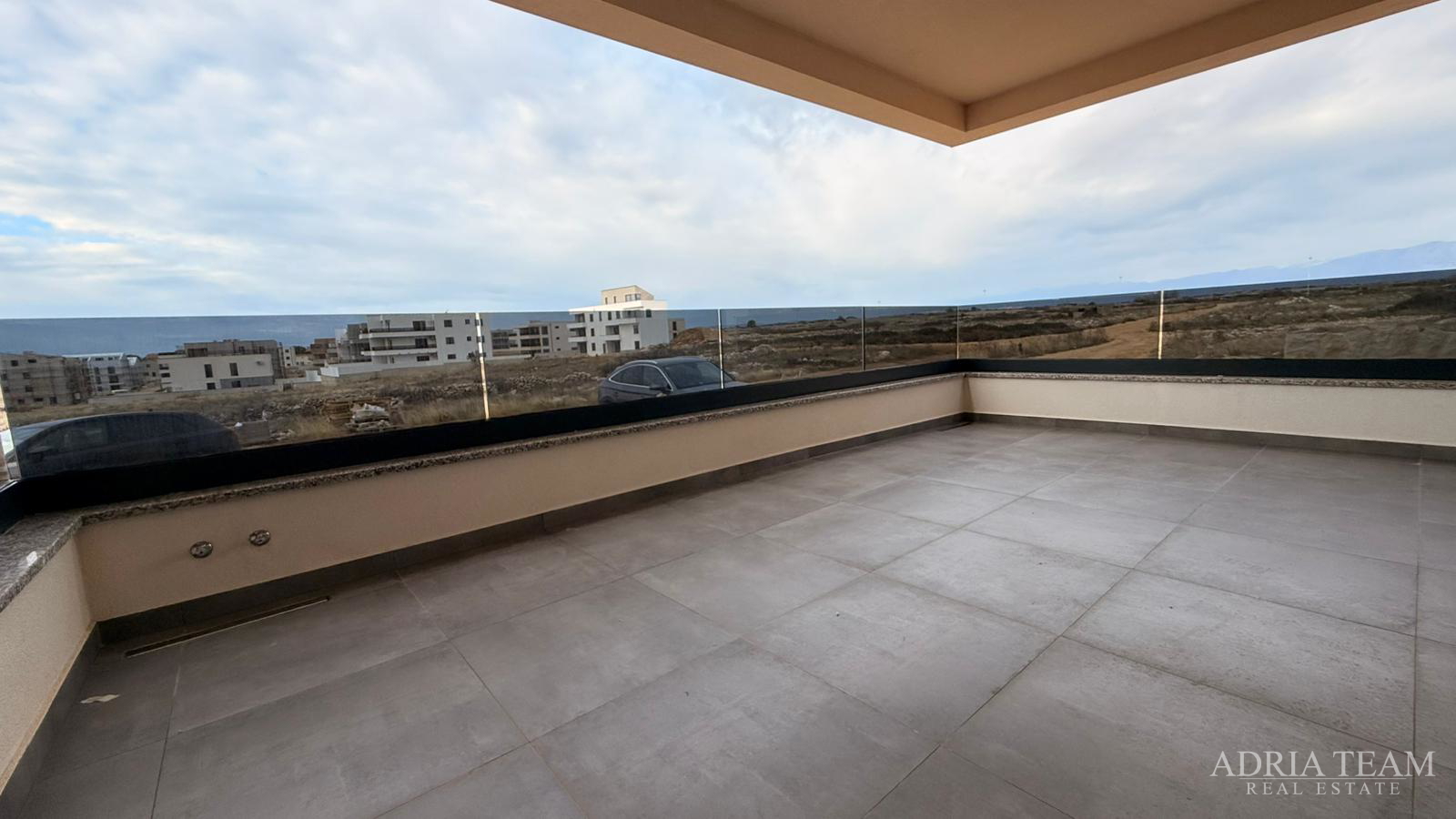 Atraktivna novogradnja – stanovi s terasama i parkiranjem - Povljana