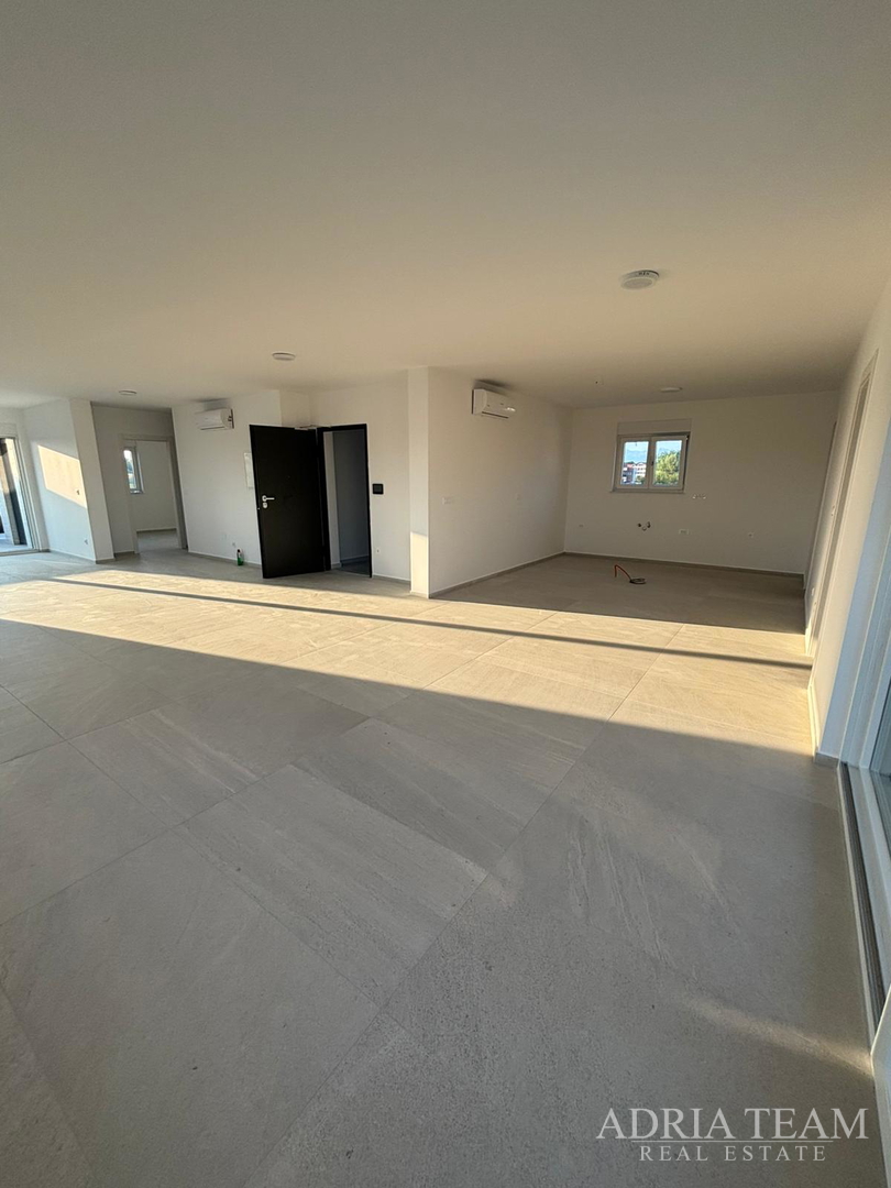 PENTHOUSE U BLIZINI PLAŽE, ZGRADA 2. NOVOGRADNJA, 150 m OD MORA - PRIVLAKA