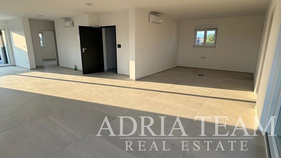 APARTMAN U BLIZINI PLAŽE, NOVOGRADNJA, 150 m OD MORA - PRIVLAKA