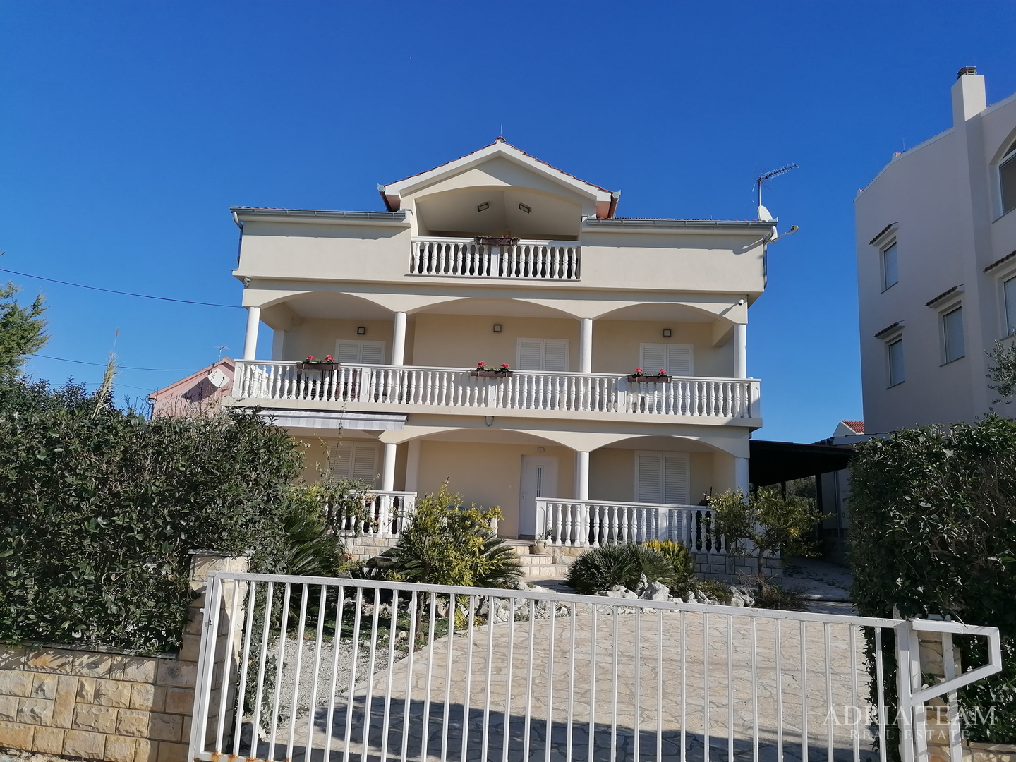 APARTMENT HOUSE WITH 3 APARTMENTS, 120 M FROM THE SEA, PETRČANE - ZADAR