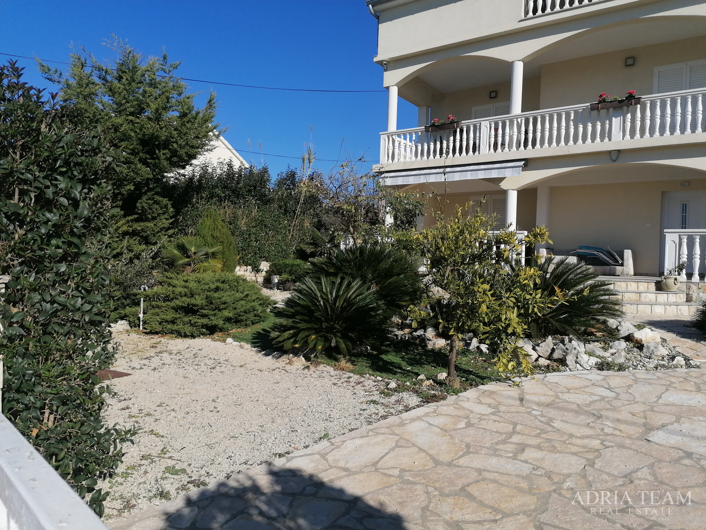 APARTMENT HOUSE WITH 3 APARTMENTS, 120 M FROM THE SEA, PETRČANE - ZADAR