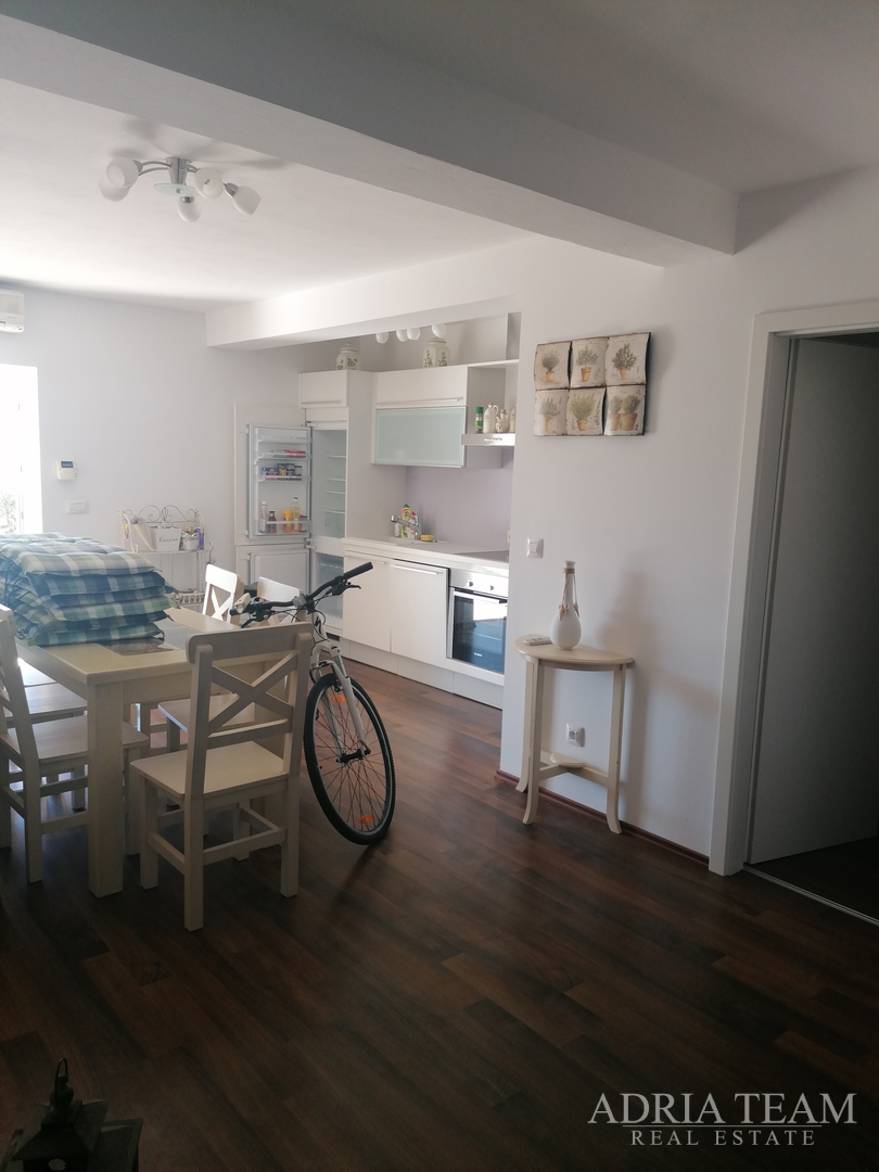 APARTMENT HOUSE WITH 3 APARTMENTS, 120 M FROM THE SEA, PETRČANE - ZADAR