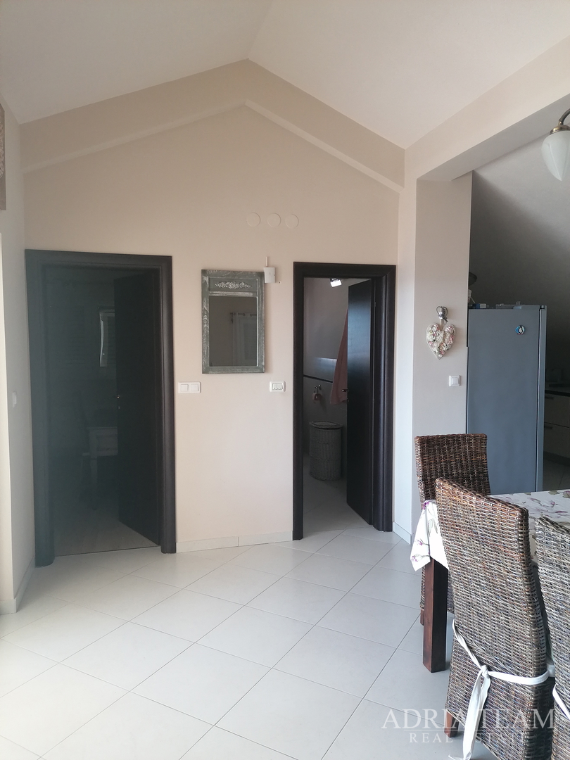 APARTMENT HOUSE WITH 3 APARTMENTS, 120 M FROM THE SEA, PETRČANE - ZADAR