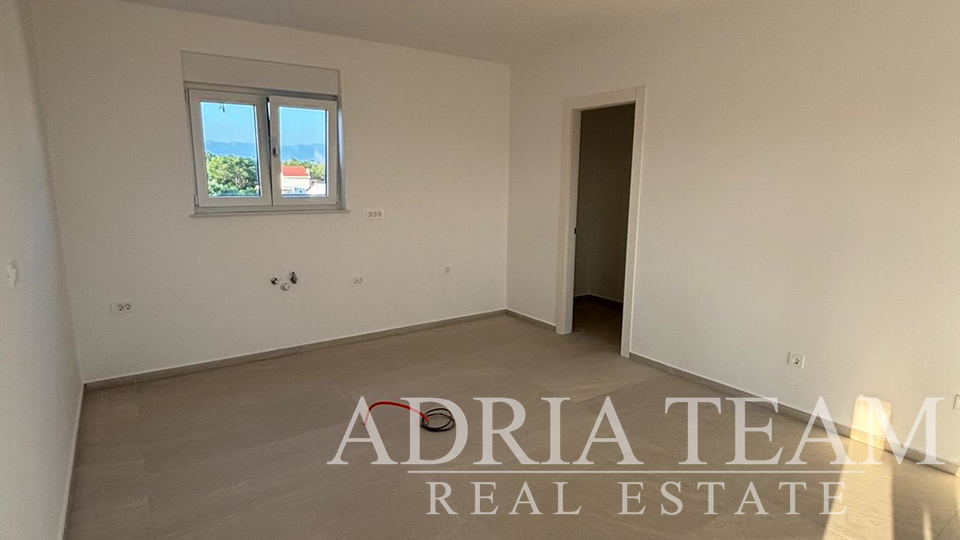 APARTMAN U BLIZINI PLAŽE, NOVOGRADNJA, 150 m OD MORA - PRIVLAKA