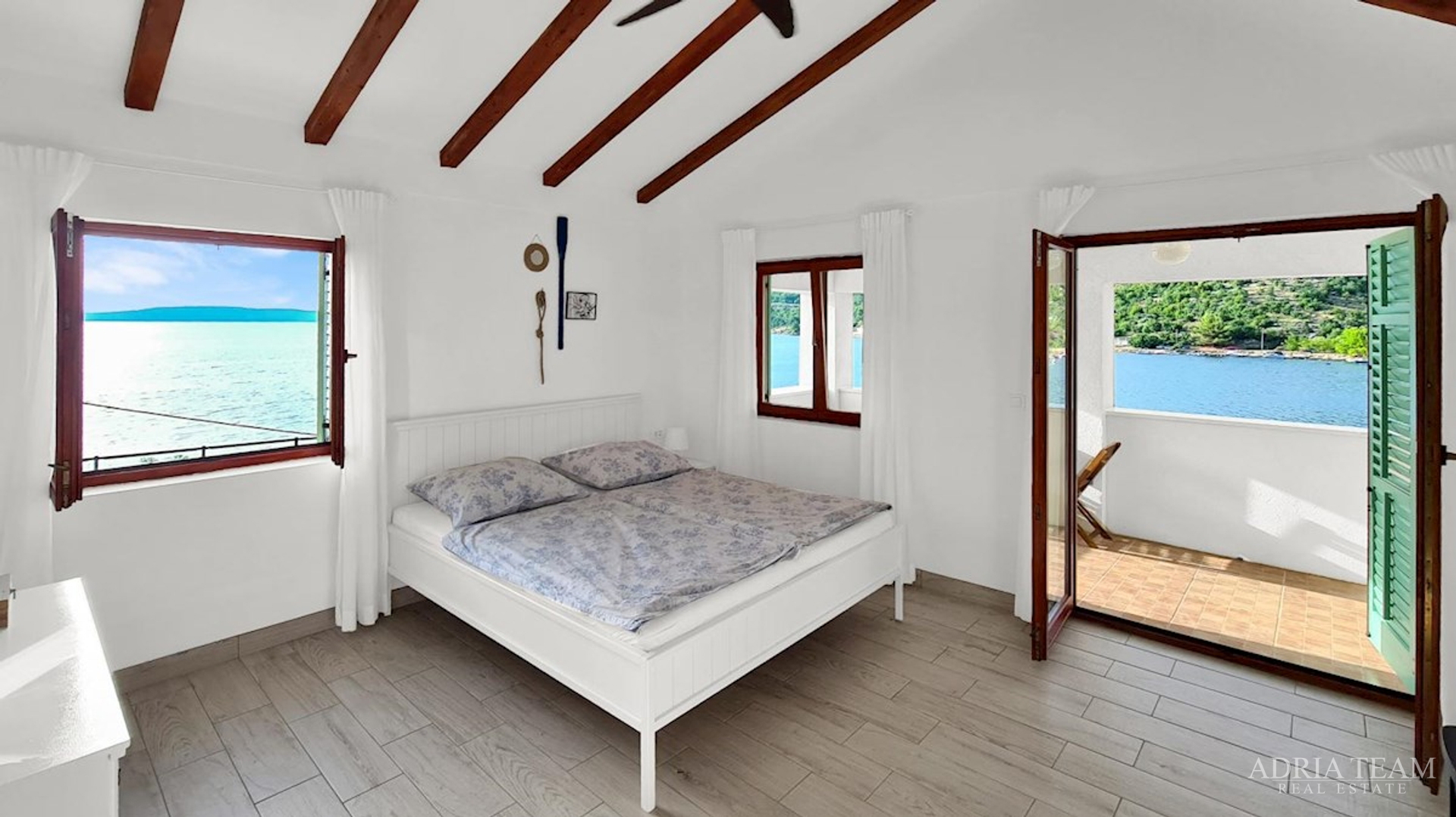 RENOVATED APARTMENT HOUSE WITH POSSIBILITY OF BUSINESS USE, FIRST LINE TO THE SEA - MEKA DRAGA