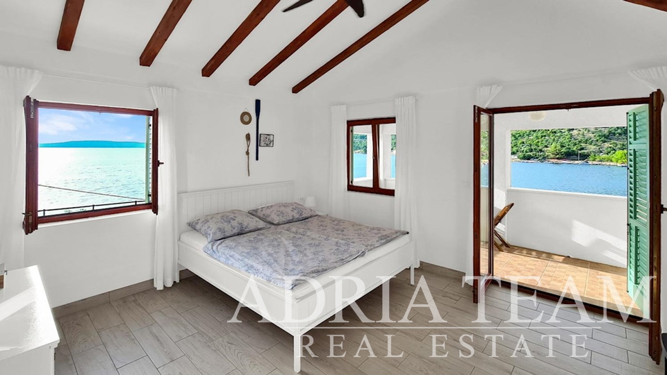PREUREĐENA APARTMANSKA KUĆA S MOGUĆNOŠĆU POSLOVNE NAMJENE, PRVI RED DO MORA - MEKA DRAGA