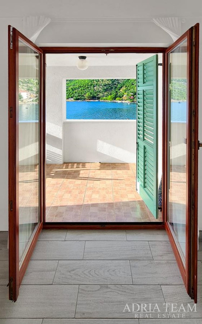 RENOVATED APARTMENT HOUSE WITH POSSIBILITY OF BUSINESS USE, FIRST LINE TO THE SEA - MEKA DRAGA