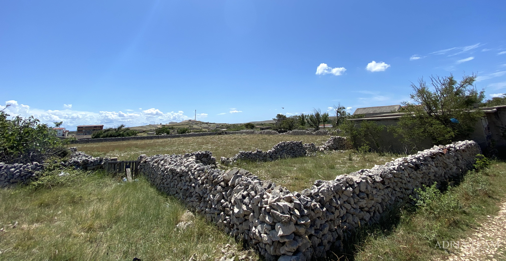 BUILDING LAND IN A QUIET OASIS OF POVLJANA