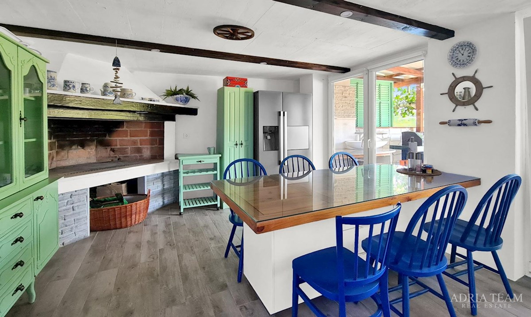 RENOVATED APARTMENT HOUSE WITH POSSIBILITY OF BUSINESS USE, FIRST LINE TO THE SEA - MEKA DRAGA