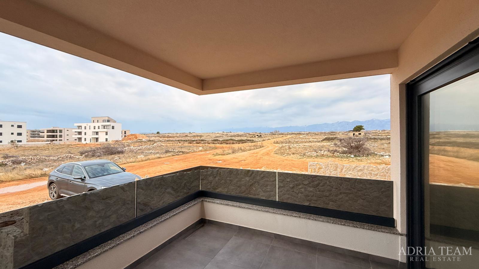 Atraktivna novogradnja – stanovi s terasama i parkiranjem - Povljana